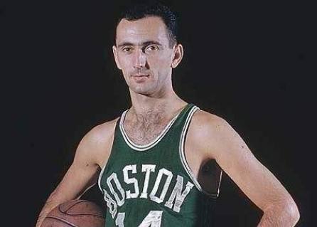 广东男篮在CBA杯赛中以94-80击败广州男篮，奎恩全场高效表现，贡献29分6篮板7助攻5抢断，助力球队取得首胜。