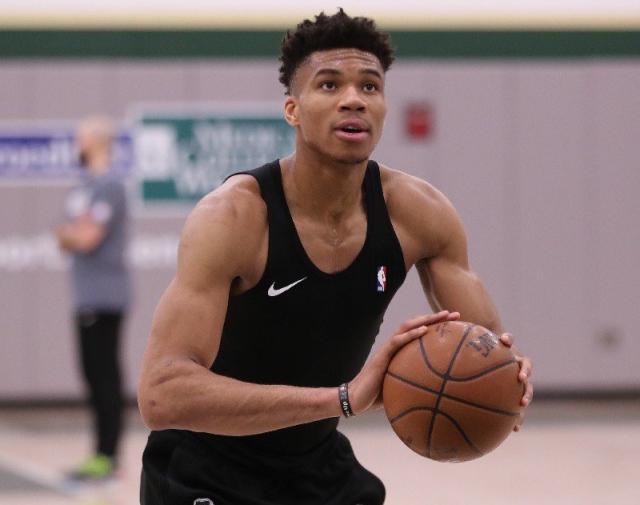 格纳布里：很高兴能拿下比赛，但最让人激动的是阿方索的回归